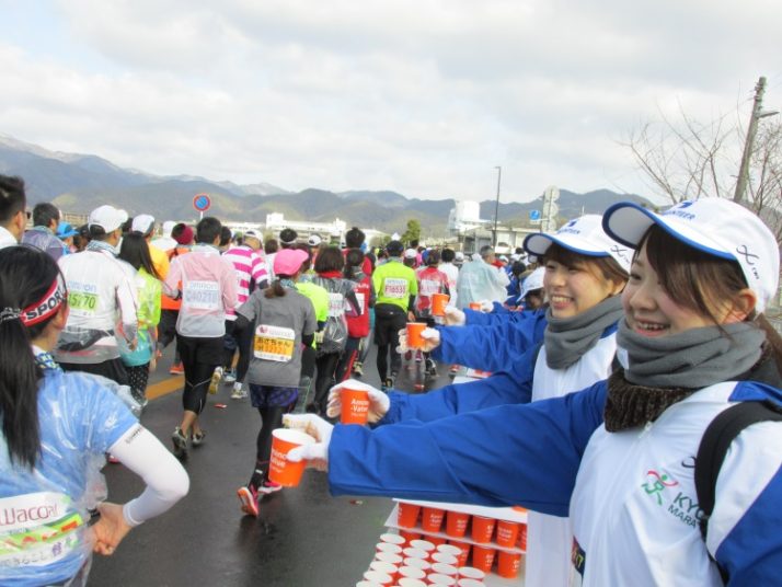 京都マラソン18 において 本学学生が給水ボランティアに参加しました 京都光華女子大学 京都光華女子大学短期大学部