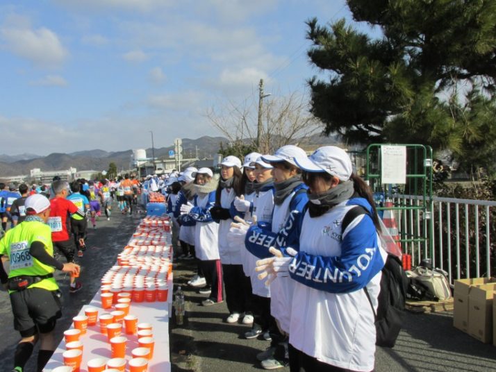 京都マラソン18 において 本学学生が給水ボランティアに参加しました 京都光華女子大学 京都光華女子大学短期大学部