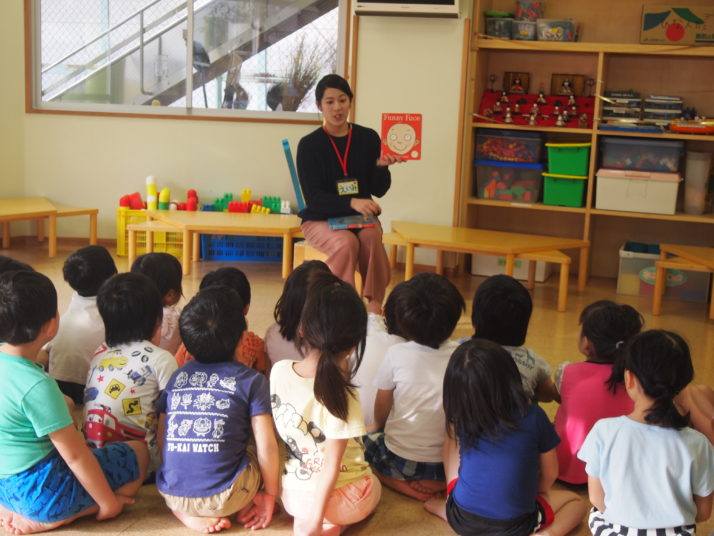 本学こども教育学科の学生が 実習先の保育園にて英語絵本の読み聞かせ会を行いました 京都光華女子大学 京都光華女子大学短期大学部 本学こども教育学科の学生が 実習先の保育園にて英語絵本の読み聞かせ会を行いました 京都光華女子大学 京都光華女子大学短期大学部