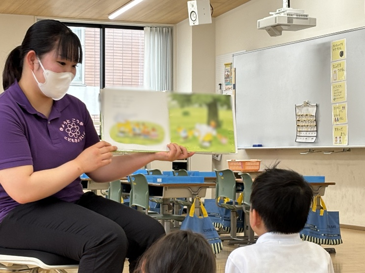 光華小学校での絵本読み聞かせ