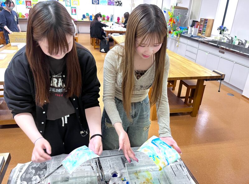 授業紹介　図画工作の活動　マーブリングをしました