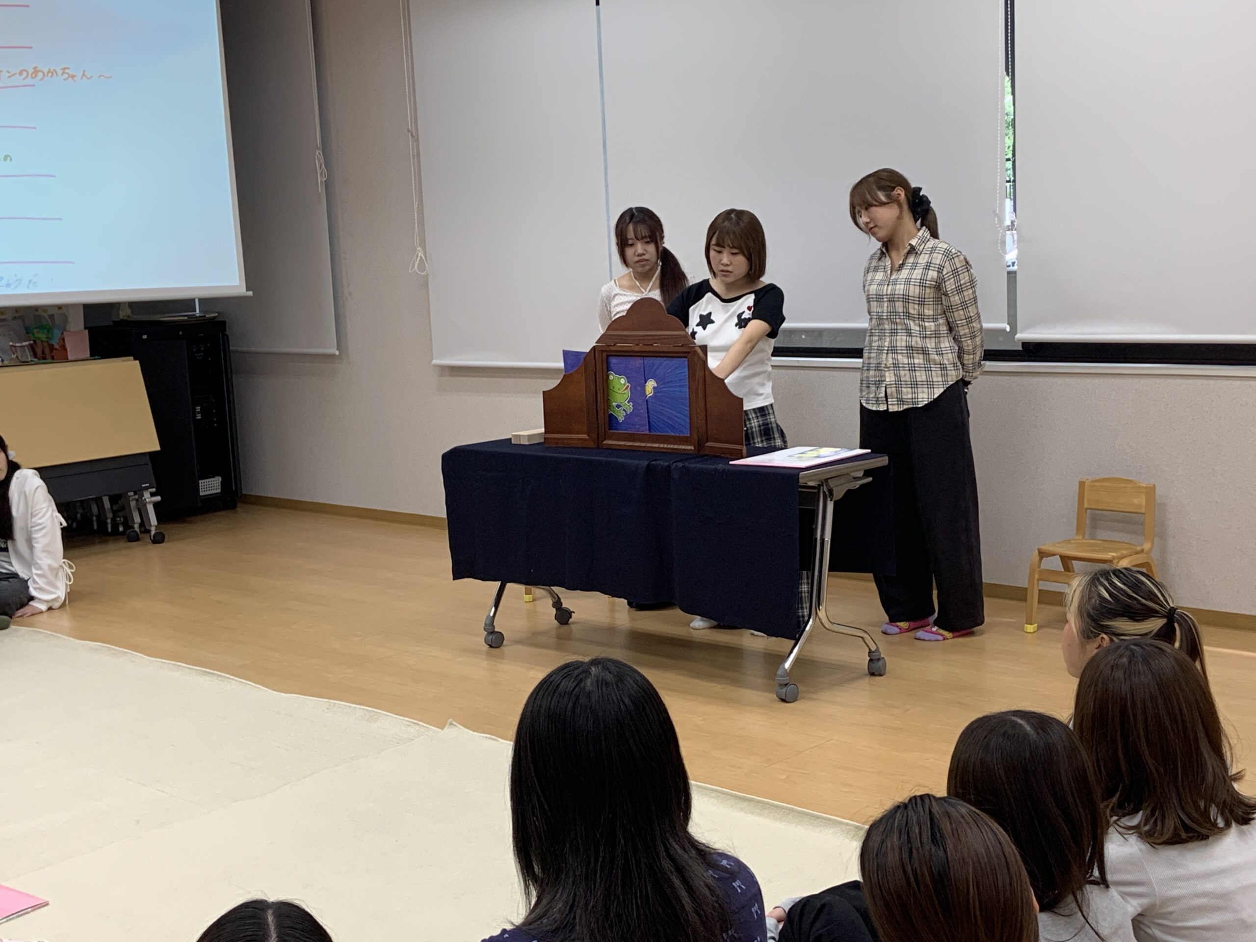 授業紹介「保育方法論」紙芝居発表会をしました