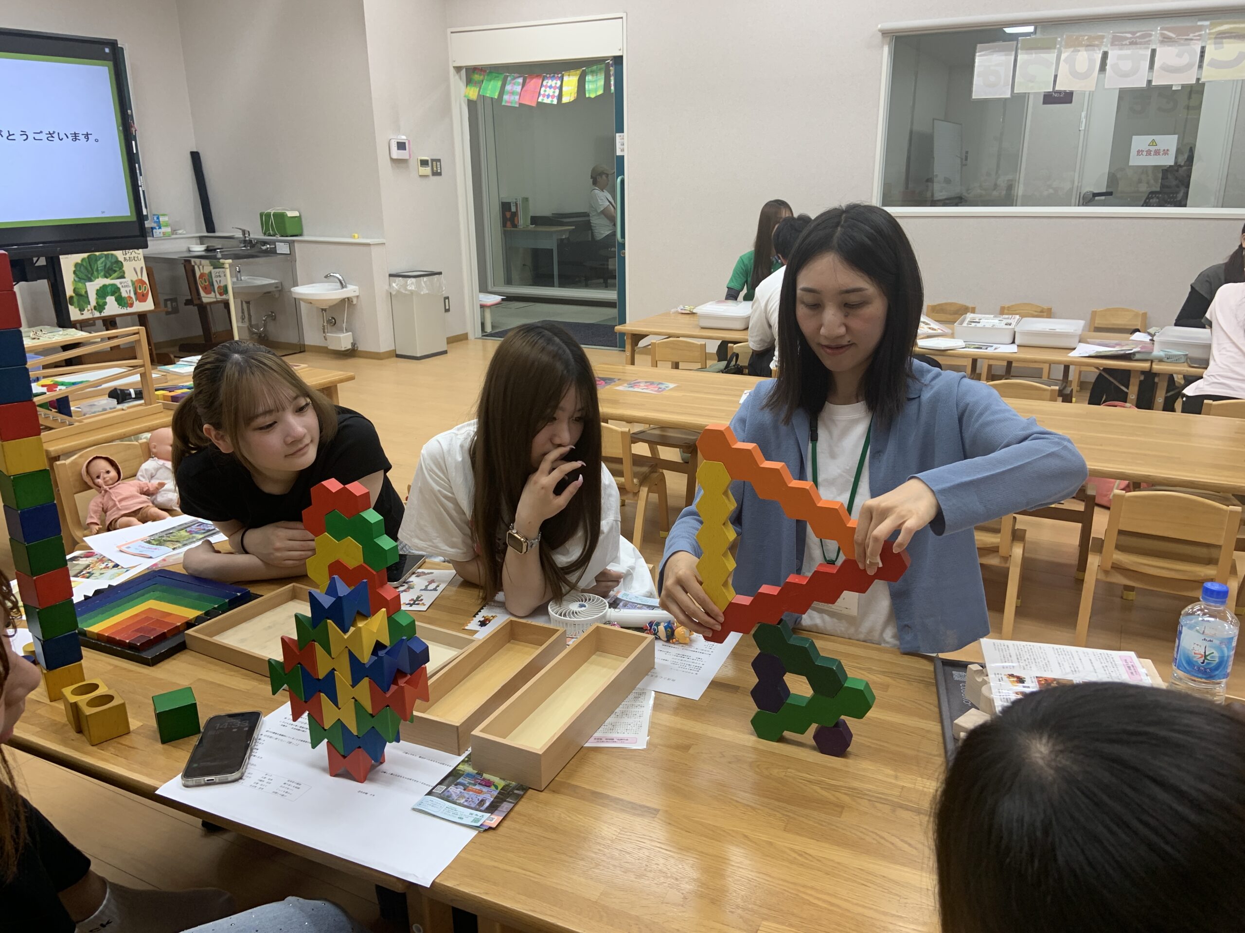 特別講義「子どもの育ちを支えるおもちゃ」を行いました。