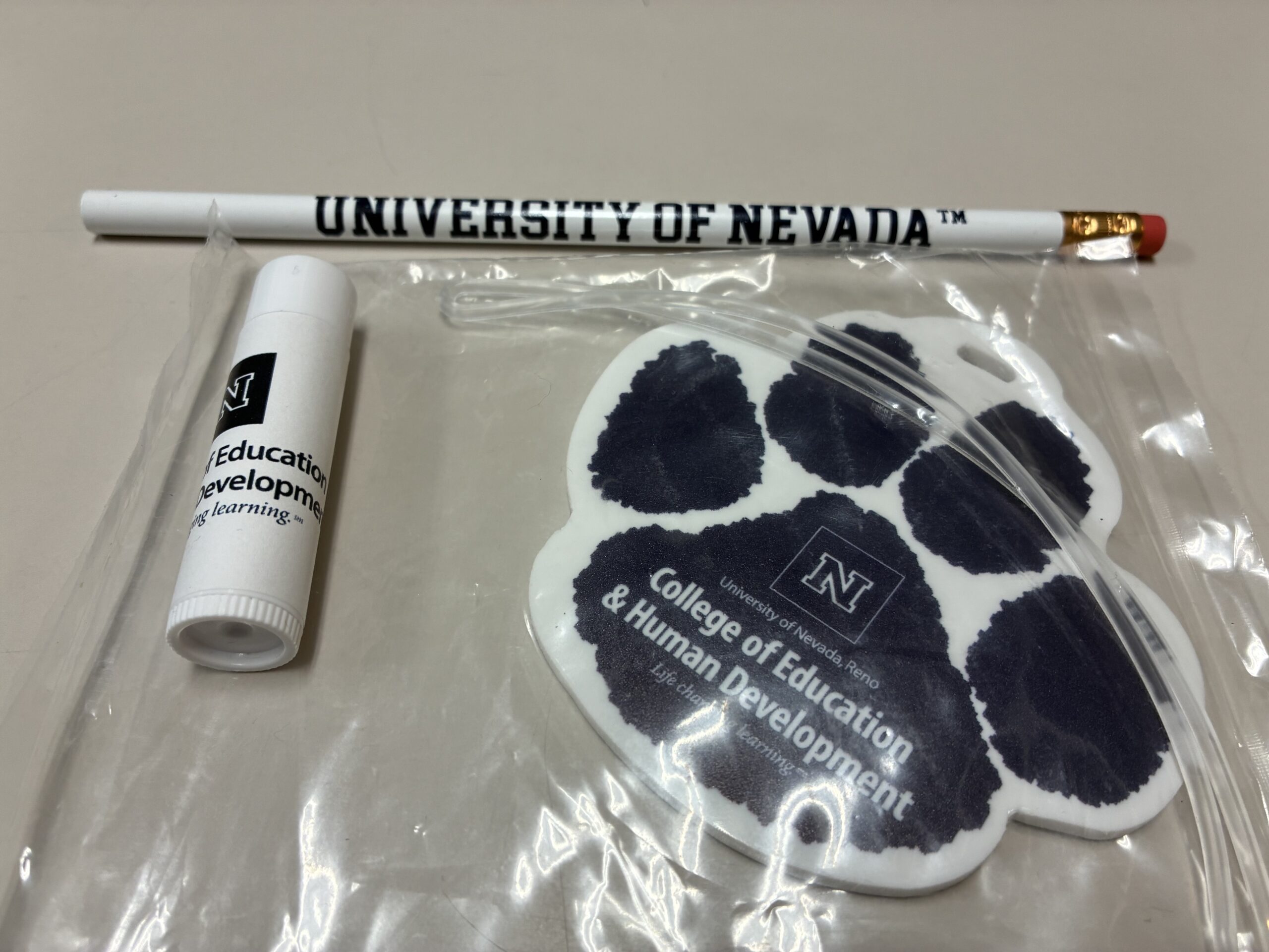 海の向こうの学び舎から。ネバダ大学リノ校（UNR）のステキなグッズたち①