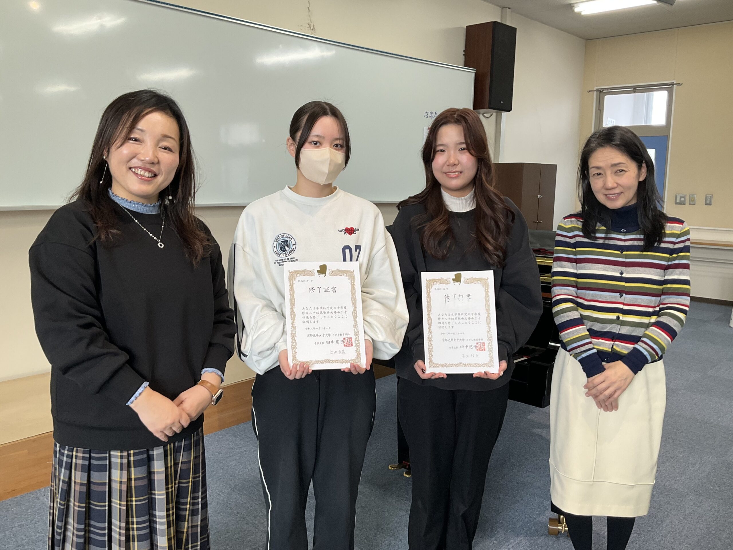 こども教育学科の幼児教育コース2年生が、幼児歌曲課題34曲を全曲合格しました