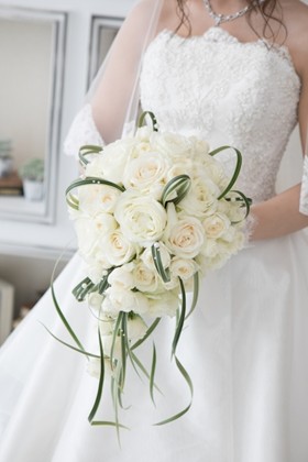 ウェディングブーケのひとつの例 かわいらしいキャスケードブーケ