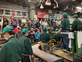 京都中央卸売市場第一市場のせりの風景