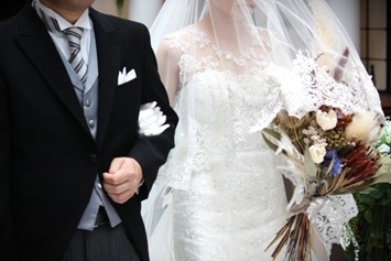 ウェディングブーケのお話の例 落ち着いた色味のクラッチブーケ