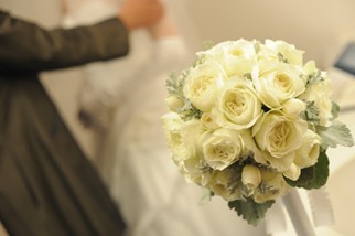 ウェディングブーケのお話の例　コロンとしたまん丸のラウンドブーケ