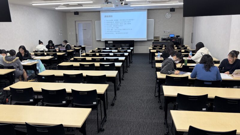 認知症の作業療法を「調べて、考えて、演じる」-グループワークによる学び