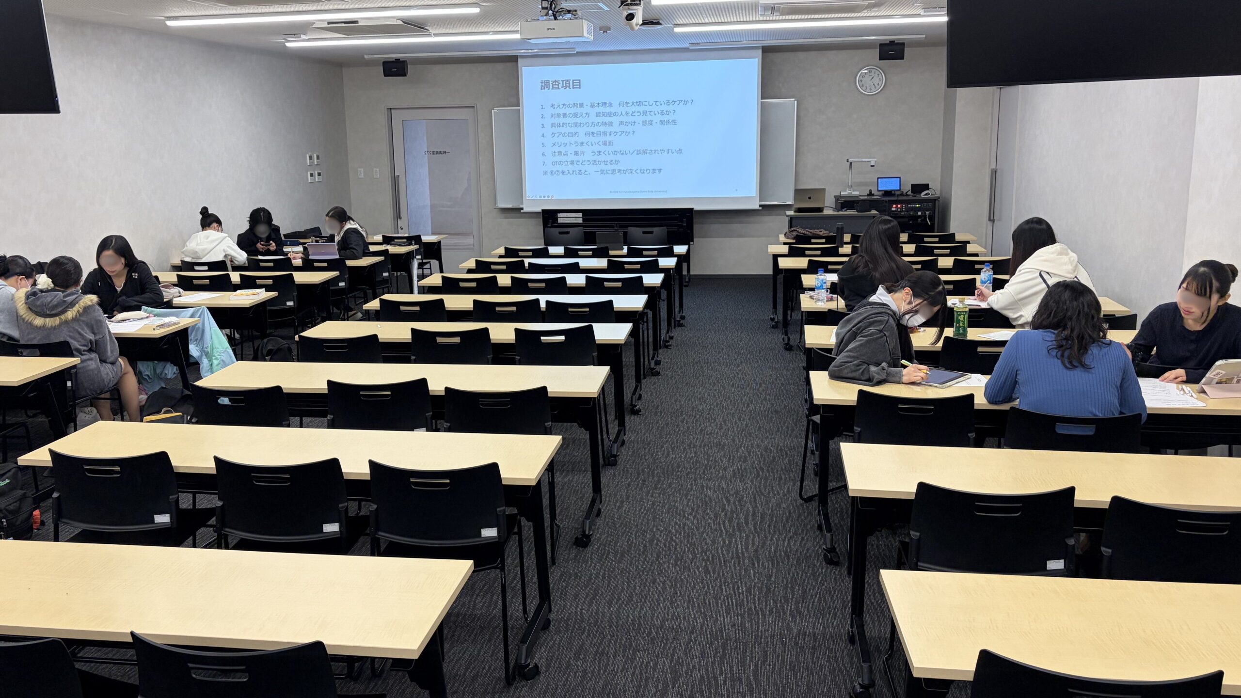 認知症の作業療法を「調べて、考えて、演じる」-グループワークによる学び