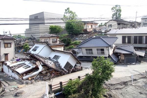平成28年熊本地震・本震の発生によって倒壊した家屋の写真2