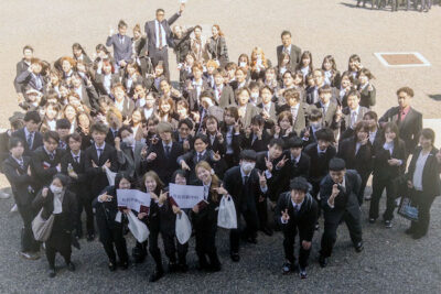 本山参拝後に記念撮影する社会共創学科1年生