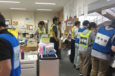平成28年熊本地震の発災を受け、熊本県益城町保健福祉センター（はぴねす）で被災者への対応にあたる、全国から集結した応援職員のようす