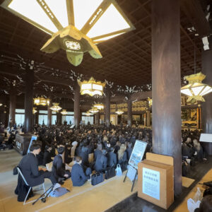 たくさんの学生であふれる御影堂内