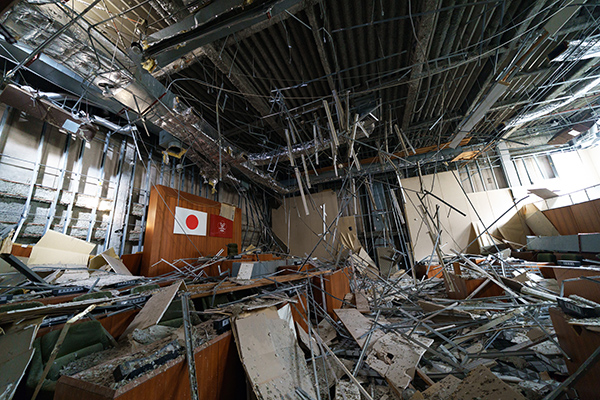 平成28年熊本地震・本震の発災によって壊滅的な被害を受けた益城町役場・町議会議場のようす