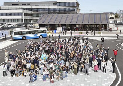 益城町復興まちづくりセンター「にじいろ」施設前の木山交通広場オープンを祝した集合写真。