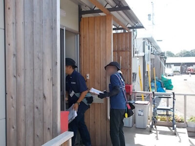 平成28年熊本地震発災を受けて建設された熊本県益城町の応急仮設団地において、支え合いセンター生活支援相談員が戸別訪問を行うようす。