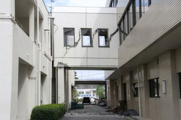 平成28年熊本地震・本震の発災によって壊滅的な被害を受けた益城町役場・本庁舎のようす