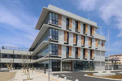 2023年3月に竣工した熊本県益城町役場の新庁舎。平成28年熊本地震で被災し、深刻なダメージを受けたため、建て替えが進められていた。