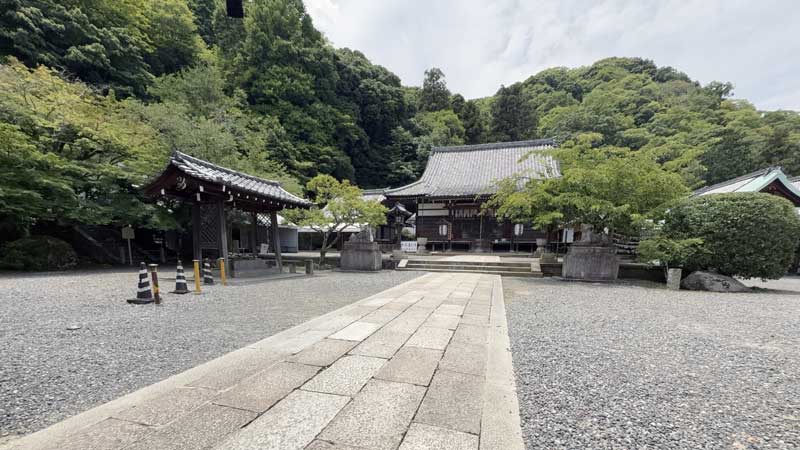 法輪寺境内の写真。背後には山肌が迫る。