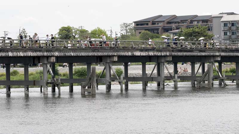 渡月橋全景。桂川を背景に望む渡月橋の写真。筆者撮影。