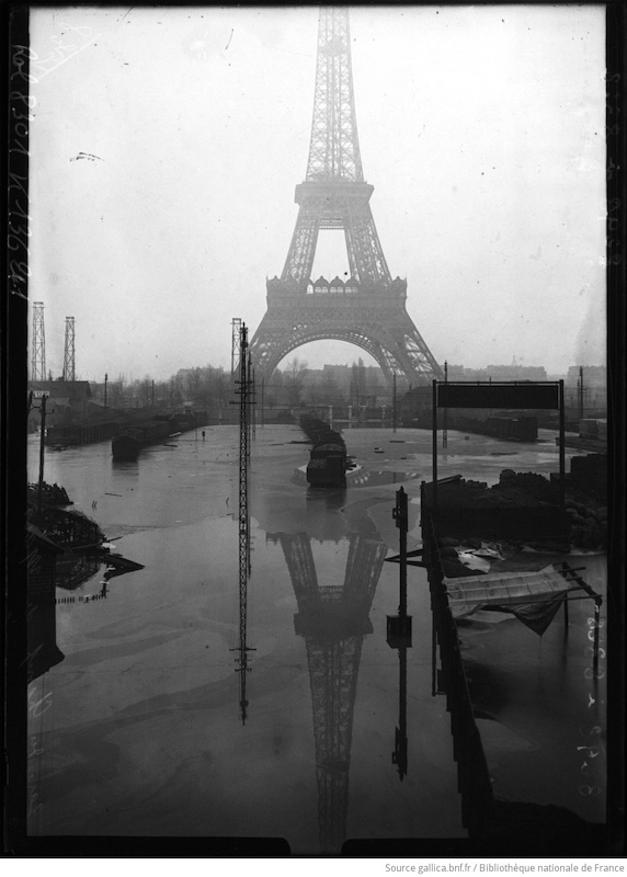 1910年の大洪水の際に撮影されたエッフェル塔周辺の浸水のようす。画像出典： gallica.bnf.fr / Bibliothèque nationale de France