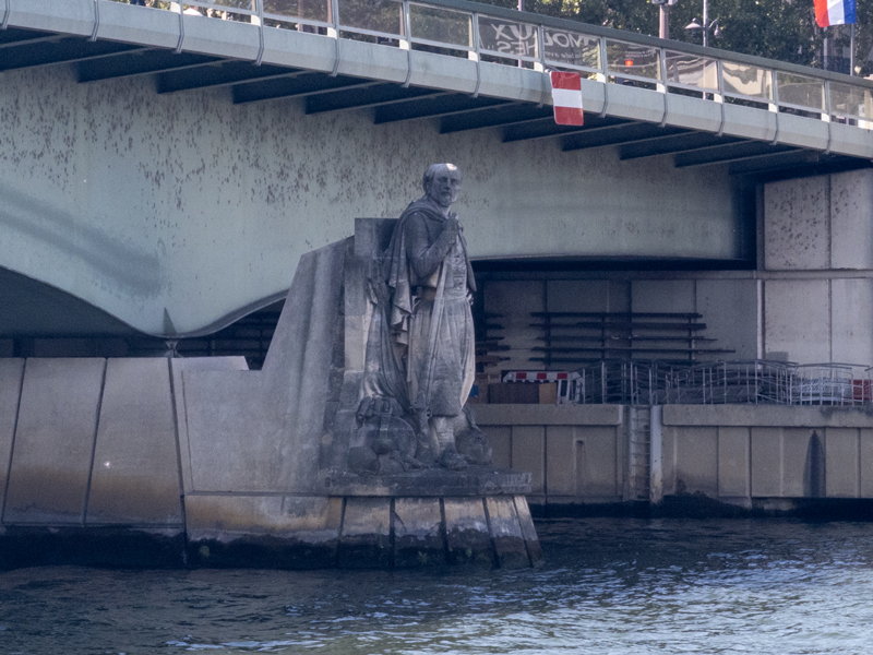 アルマ橋の橋脚に立つズワーブ像。1910年の大洪水では水が肩まで達したと記録されている。筆者撮影。