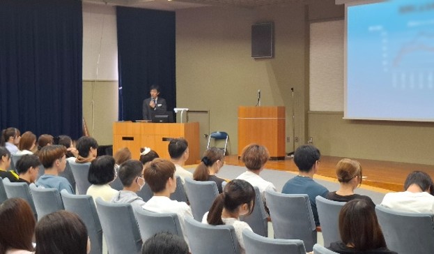 「基礎ゼミ」で朝原宣治先生の講演会を実施しました