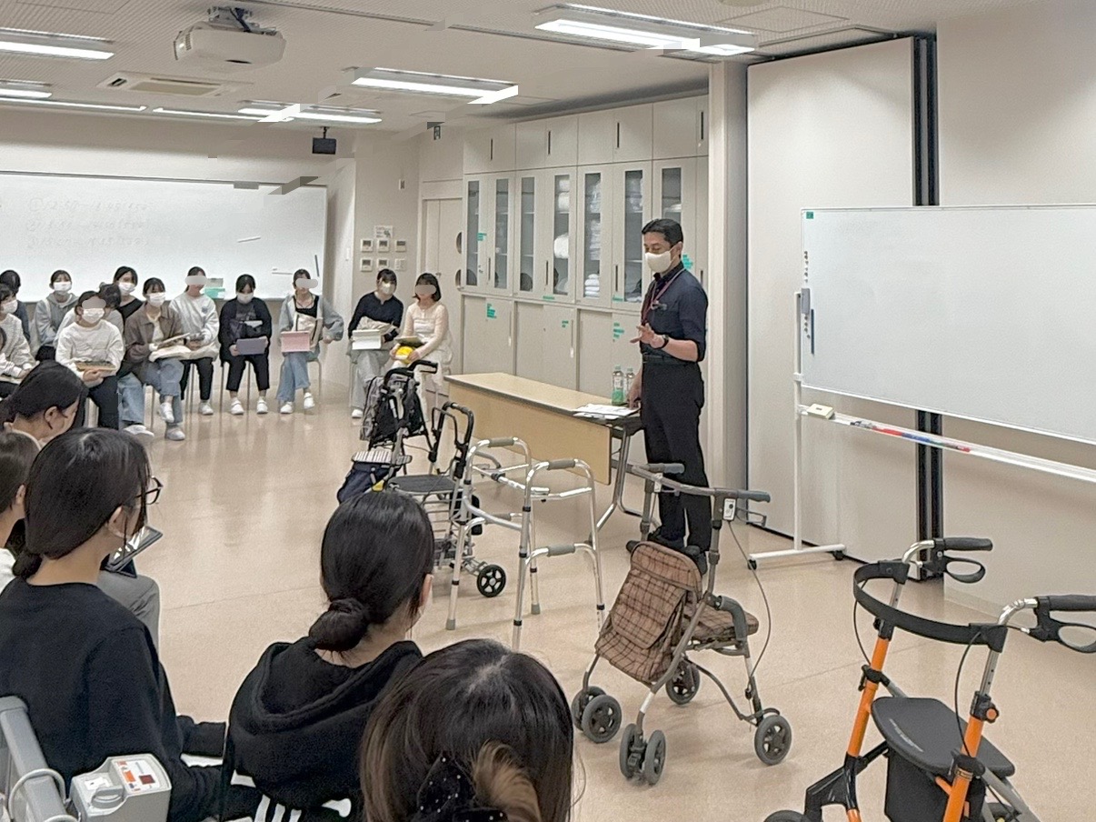 老年看護学領域「老年看護学演習　授業の様子〜高齢者理解のための演習〜」